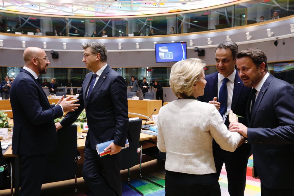 Ο Κυριάκος Μητσοτάκης με την Φον ντερ Λάιεν και τον Λουξεμβούργιο πρωθυπουργό Χαβιέ Μπέτελ -Φωτογραφία: © European Union