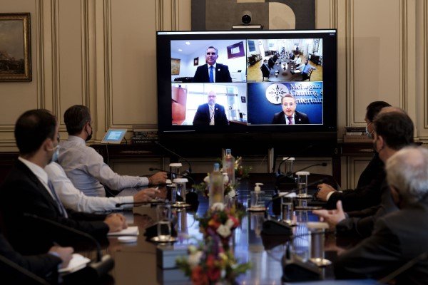 Από την τηλεδιάσκεψη του πρωθυπουργού με τους προσωρινούς αναδόχους της κοινοπραξίας ΓΕΚ ΤΕΡΝΑ-Mohegan του καζίνο στο Ελληνικό Φωτογραφία: ΓτΠ/Δημήτρης Παπαμήτσος
