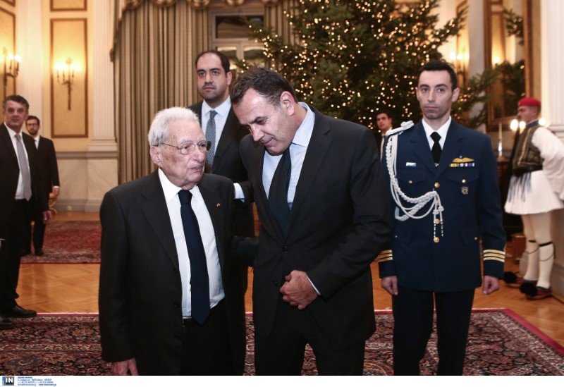 Ο υπ. Αμυνας Νίκος Παναγιωτόπουλος με τον Πέτρο Μολυβιάτη -