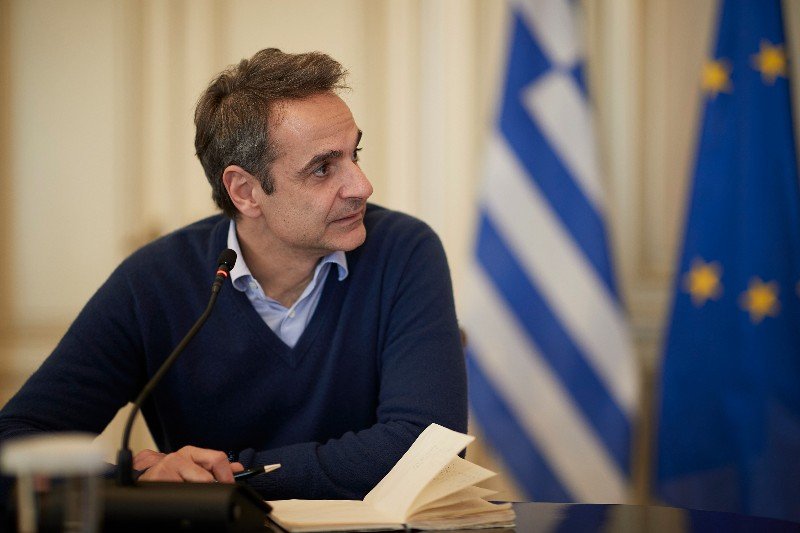 Ο Κυριάκος Μητσοτάκης με μπλε πουλόβερ
