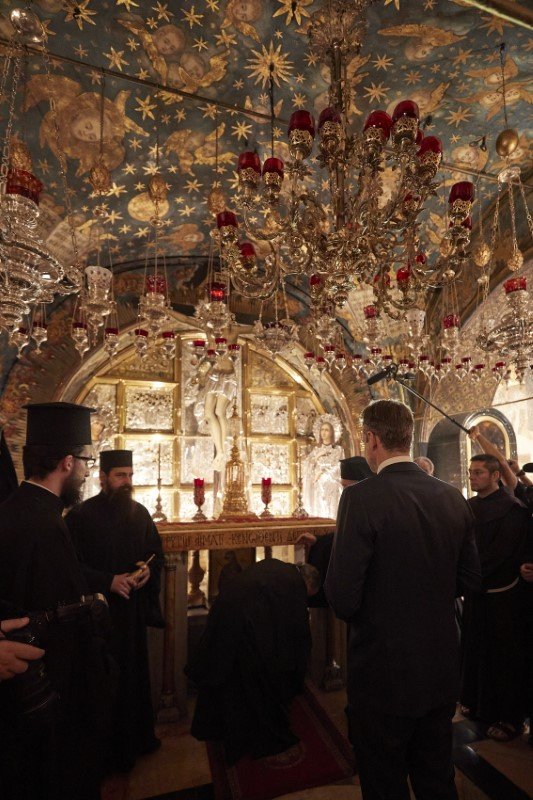 Ο Κυριάκος Μητσοτάκης ξεναγείται στο ναό της Αναστάσεως από τον Πατριάρχη Ιεροσολύμων -Φωτογραφία: ΓτΠ/Δημήτρης Παπαμήτσος