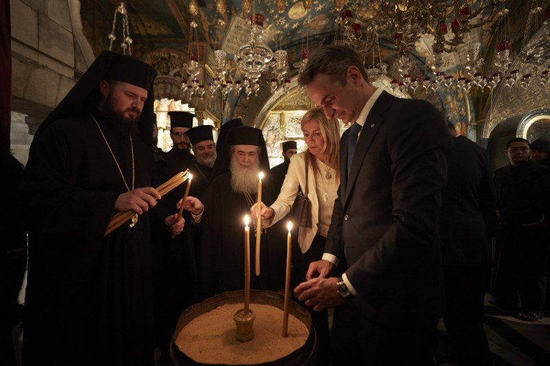 Κυριάκος και Μαρέβα Μητσοτάκη ανάβουν κερί στον ναό της Αναστάσεως -Φωτογραφία: ΓτΠ/Δημήτρης Παπαμήτσος