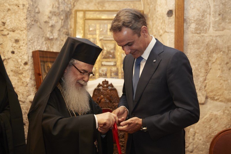 Ο Κυριάκος Μητσοτάκης ξεναγείται στο ναό της Αναστάσεως από τον Πατριάρχη Ιεροσολύμων -Φωτογραφία: ΓτΠ/Δημήτρης Παπαμήτσος