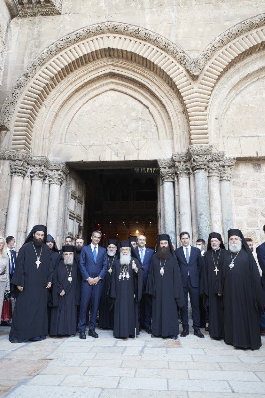 Ο Κυριάκος Μητσοτάκης σε αναμνηστική φωτογραφία με τον Πατριάρχη Ιεροσολύμων, την αδελφότητα του Αγίου Τάφου και τον Κ. Χατζηδάκη -Φωτογραφία: ΓτΠ/Δημήτρης Παπαμήτσος