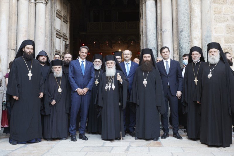 Ο Κυριάκος Μητσοτάκης σε αναμνηστική φωτογραφία με τον Πατριάρχη Ιεροσολύμων, την αδελφότητα του Αγίου Τάφου και τον Κ. Χατζηδάκη -Φωτογραφία: ΓτΠ/Δημήτρης Παπαμήτσος