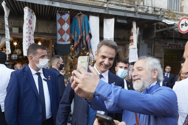 Ο Κυριάκος Μητσοτάκης έβγαλε σέλφις με κατοίκους των Ιεροσολύμων -Φωτογραφία: ΓτΠ/Δημήτρης Παπαμήτσος