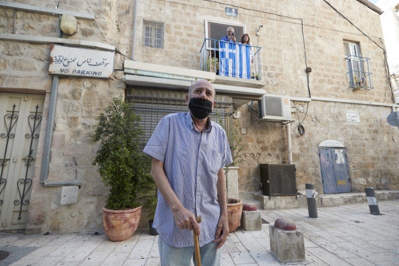 Ελληνικές σημαίες στα μπαλκόνια στα Ιεροσόλυμα για τη επίσκεψη του Ελληνα πρωθυπουργού-Φωτογραφία: ΓτΠ/Δημήτρης Παπαμήτσος