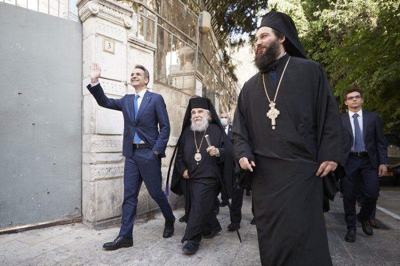 Ο Κυριάκος Μητσοτάκης χαιρετά τους Ελληνες των Ιεροσολύμων -Φωτογραφία: ΓτΠ/Δημήτρης Παπαμήτσος