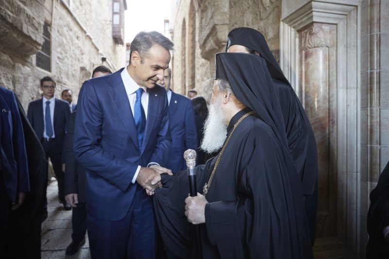Ο Ελληνας πρωθυπουργός με τον Πατριάρχη Ιεροσολύμων -Φωτογραφία: ΓτΠ/Δημήτρης Παπαμήτσος
