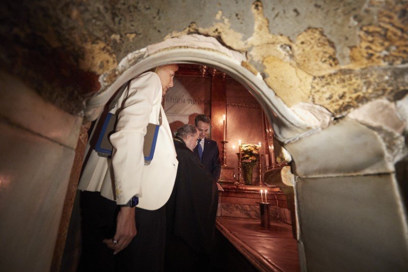 Ο Κυριάκος Μητσοτάκης μέσα στον Πανάγιο Τάφο με τον Πατριάρχη Ιεροσολύμων -Φωτογραφία: ΓτΠ/Δημήτρης Παπαμήτσος