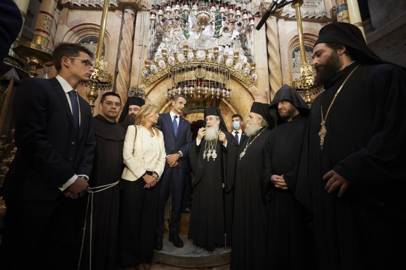 Ο Κυριάκος Μητσοτάκης με τον Πατριάρχη Ιεροσολύμων -Αριστερά η Μαρέβα Μητσοτάκη και ο γιος τους Κωνσταντίνος -Φωτογραφία: ΓτΠ/Δημήτρης Παπαμήτσος