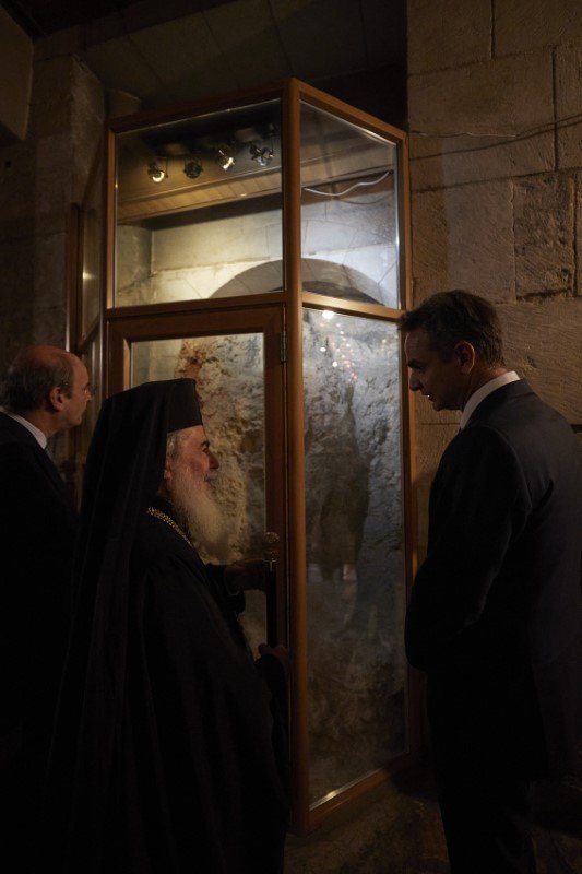 Ο Κυριάκος Μητσοτάκης ξεναγείται στο ναό της Αναστάσεως από τον Πατριάρχη Ιεροσολύμων -Φωτογραφία: ΓτΠ/Δημήτρης Παπαμήτσος