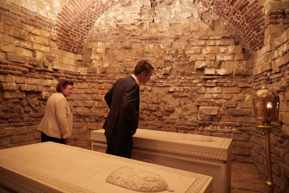 Ο Κυριάκος Μητσοτάκης στην Ι. Μ. Του Αγ. Γεωργίου στο Κάιρο. Δίπλα του η Λίνα Μενδώνη 