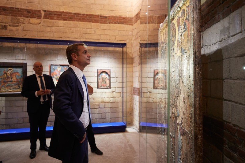 Ο Κυριάκος Μητσοτάκης θαυμάζει εικόνες της Ι. Μ. Του Αγ. Γεωργίου στο Κάιρο -Φωτογραφία: EUROKINISSI/ΓΡ.ΤΥΠΟΥ ΠΡΩΘΥΠΟΥΡΓΟΥ/ΔΗΜΗΤΡΗΣ ΠΑΠΑΜΗΤΣΟΣ