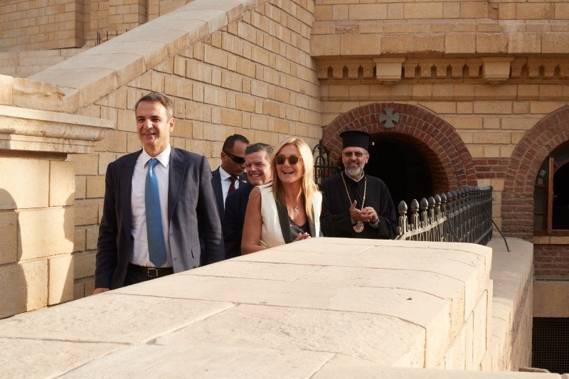 Ο Κυριάκος Μητσοτάκης και η Μαρέβα Γκραμπόφσκι στην Ι. Μ. Του Αγ. Γεωργίου στο Κάιρο