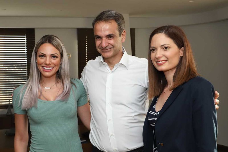Ο Κυριάκος Μητσοτάκης με συνεργάτες του ΚΡΗΤΗ TV
