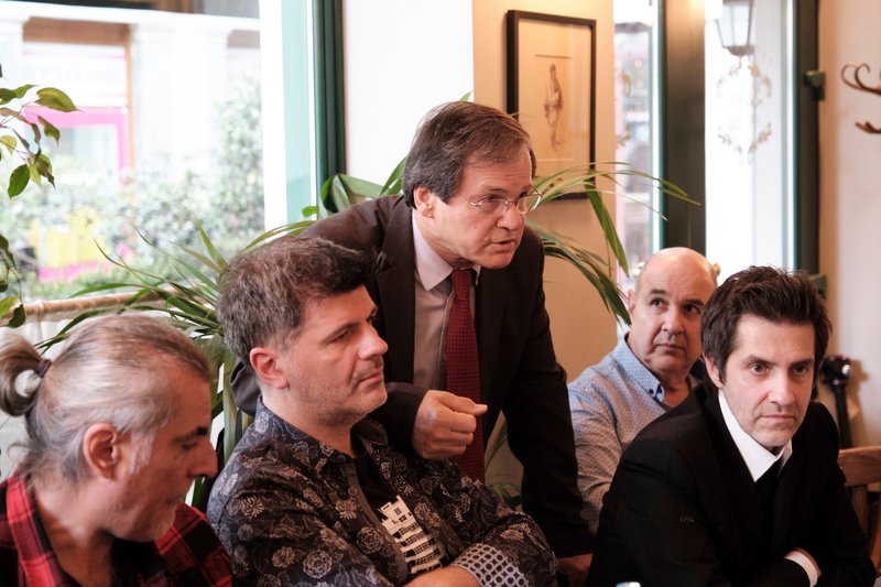 Ο Χρήστος Νικολόπουλος παρεμβαίνει στη συζήτηση. Αριστερά οι Φ. Πλιάτσικας, Φοίβος Δεληβοριάς, δεξιά ο Φοίβος και ο στιγουργός Ηλίας Φιλίππου.