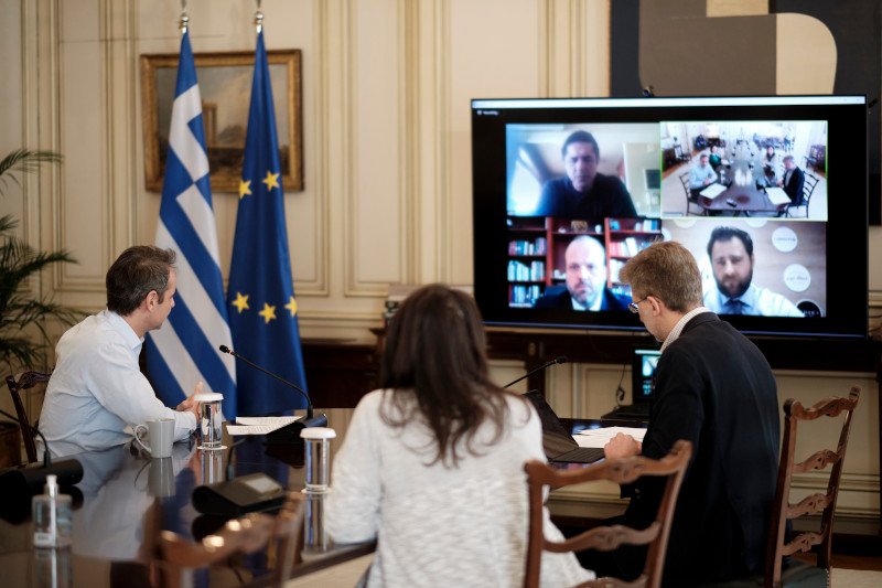 Ο Κ. Μητσοτάκης συζήτησε με τον διοικητή του ΟΑΕΔ μέσω τηλεδιάσκεψης /Φωτογραφία: Γραφείο Τύπου Πρωθυπουργού, Δημήτρης Παπαμήτσος