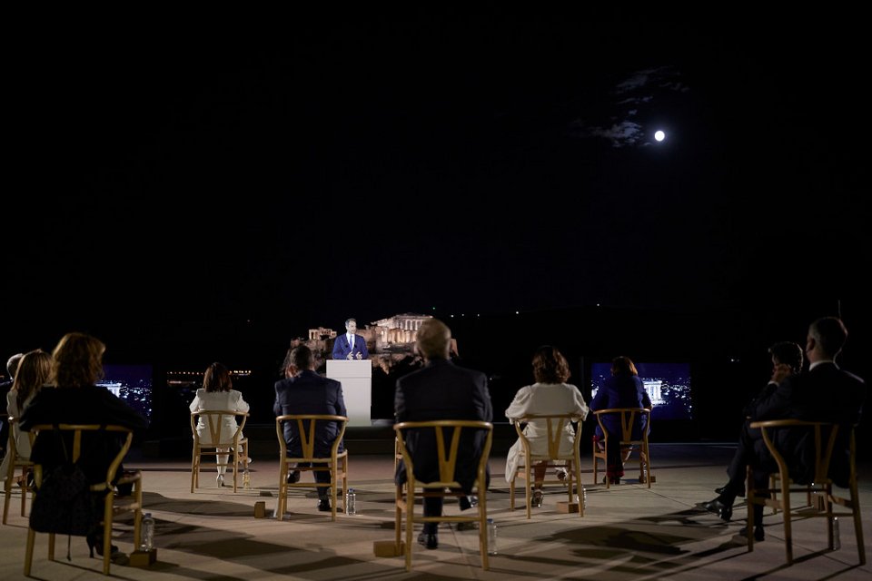 Ο Κυριάκος Μητσοτάκης κατά τη διάρκεια της ομιλίας του με φόντο την Ακρόπολη