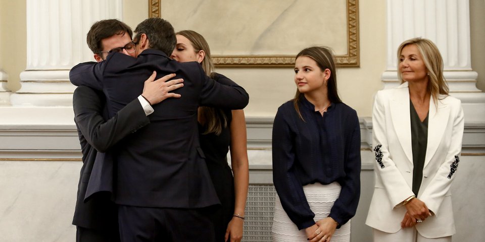 Ο Κυριάκος Μητσοτάκης αγκαλιάζει με τα δυο του χέρια τη Σοφία και τον Κωνσταντίνο
