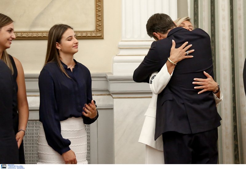Ο Κυριάκος Μητσοτάκης αγκαλιάζει τη σύζυγό του Μαρέβα Γκραμπόφσκι-Μητσοτάκη