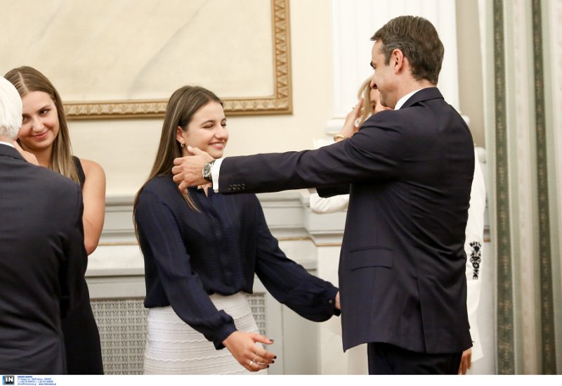 Ο νέος πρωθυπουργός, εμφανώς συγκινημένος, έτοιμος να πέσει στην αγκαλιά της μικρής του κόρης, Δάφνης
