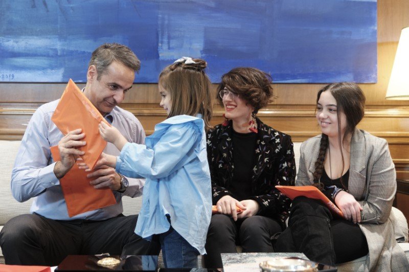 Στο τέλος της συνάντησης, ο Πρωθυπουργός δώρισε στα παιδιά βιβλία του Ευγένιου Τριβιζά και υπέγραψε αφιερώσεις -Φωτογραφία:ΓτΠ ΠΑΠΑΜΗΤΣΟΣ ΔΗΜΗΤΡΗΣ