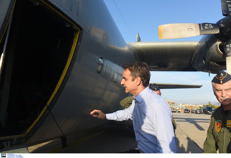Ο Κυριάκος Μητσοτάκης επιβιβάζεται στο C-130