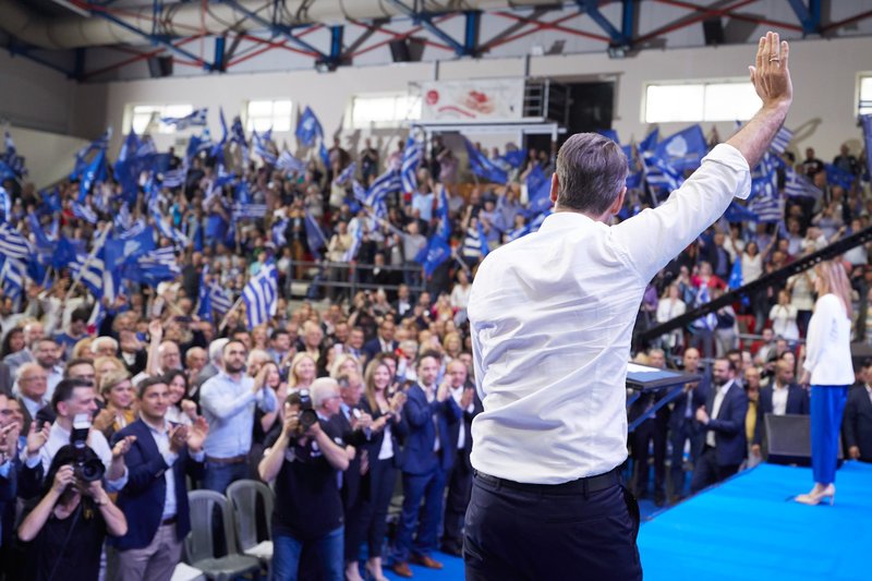 Ο Κυριάκος Μητσοτάκης χαιρετά τον κόσμο στην Πάτρα
