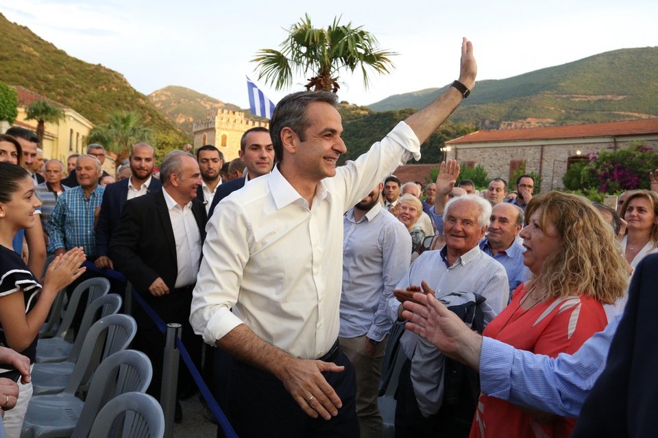 Ο Κυριάκος Μητσοτάκης χαιρετά τον κόσμο στην Πάτρα