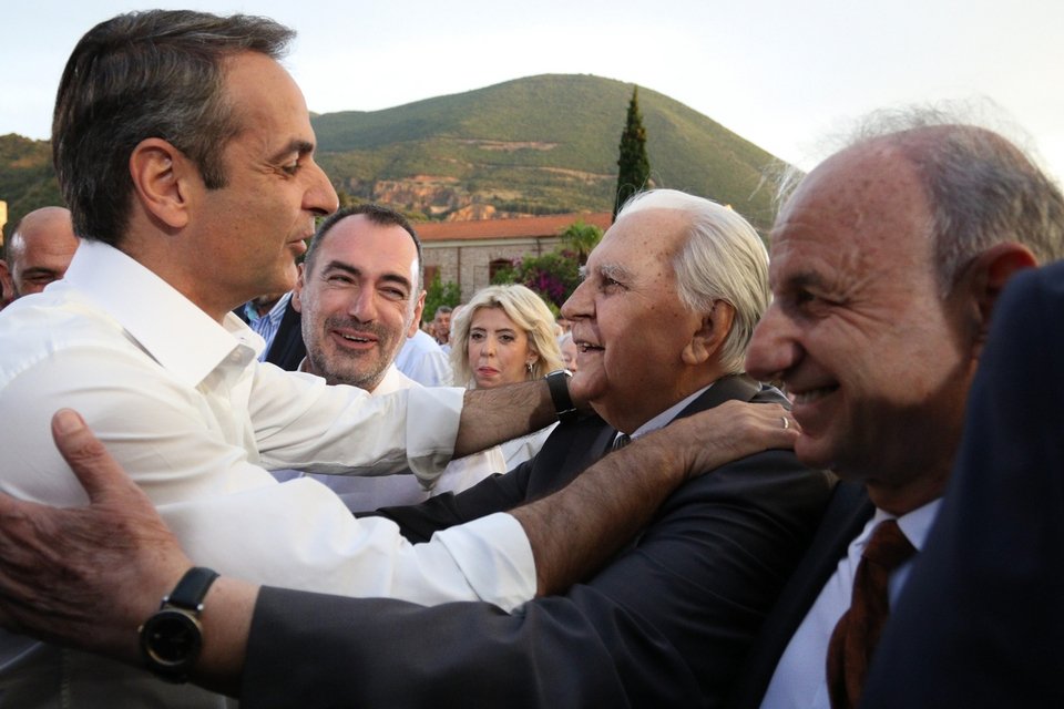 Ο Κυριάκος Μητσοτάκης αγκαλιάζει πολίτες της Πάτρας