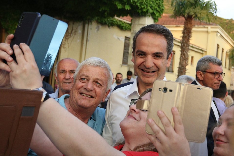 Δεκάδες σέλφις έβγαλε ο Κυριάκος Μητσοτάκης με οπαδούς στην Πάτρα