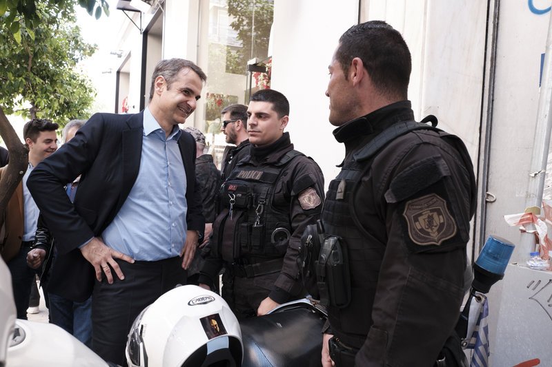 Ο πρόεδρος της ΝΔ συνομιλεί με άνδρες της ΔΙΑΣ