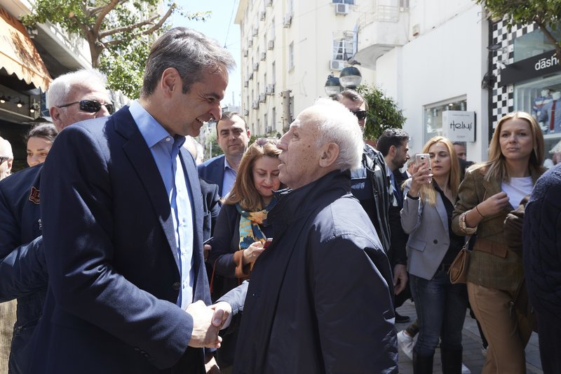 Ο Κυριάκος Μητσοτάκης χαιρετά έναν πολίτη του Πειραιά