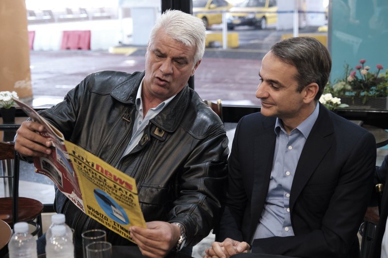 Ο πρόεδρος της ΝΔ συνομιλεί με εκπρόσωπο του προεδρείου ταξί στον Πειραιά
