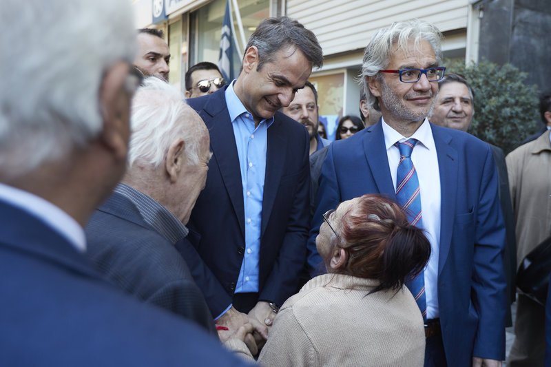 Ο Κυριάκος Μητσοτάκης συνομιλεί με μια ηλικιωμένη στον Πειραιά