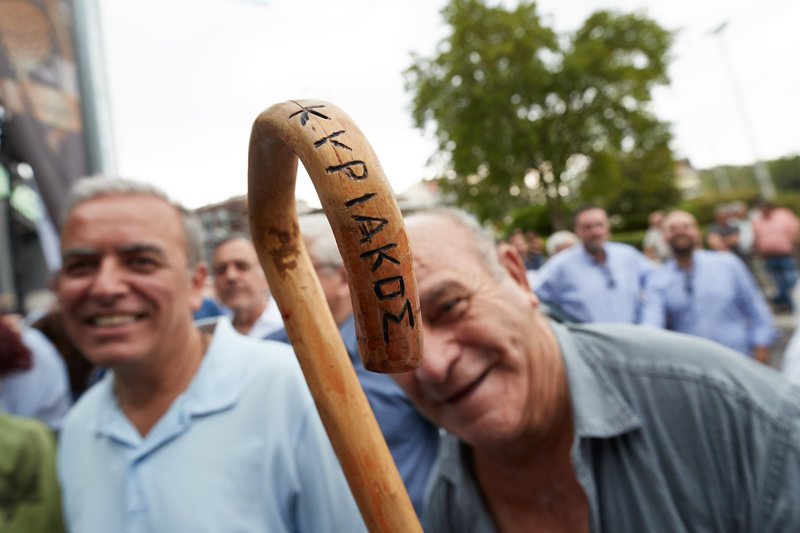 Μαγκούρα με το όνομα του Κυριάκου κρατά ηλικιωμένος στην Πετρούπολη