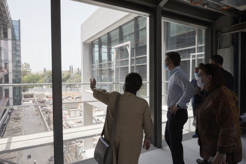 Η Μαρίνα Λαμπράκη-Πλάκα δείχνει στον πρωθυπουργό την εξέλιξη των εργασιών -Φωτογραφία: ΓτΠ/Δημήτρης Παπαμήτσος