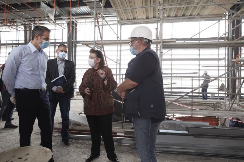 Η Λίνα Μενδώνη ενημερώνει για τα έργα τον Κυριάκο Μητσοτάκη-Φωτογραφία: ΓτΠ/Δημήτρης Παπαμήτσος