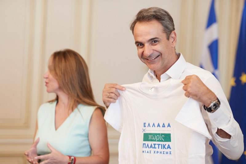 Ο Κ. Μητσοτάκης με μπλούζα της πρωτοβουλίας/Φωτογραφία: Γραφείο Τύπου Πρωθυπουργού