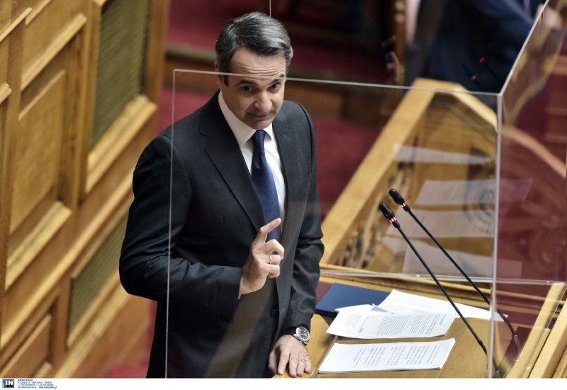 Ο πρωθυπουργός Κυριάκος Μητσοτάκης στο βήμα με το πλέξιγκλας