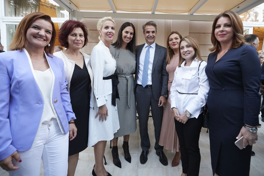 Ο Κυριάκος Μητσοτάκης με γυναίκες βουλευτές της ΝΔ