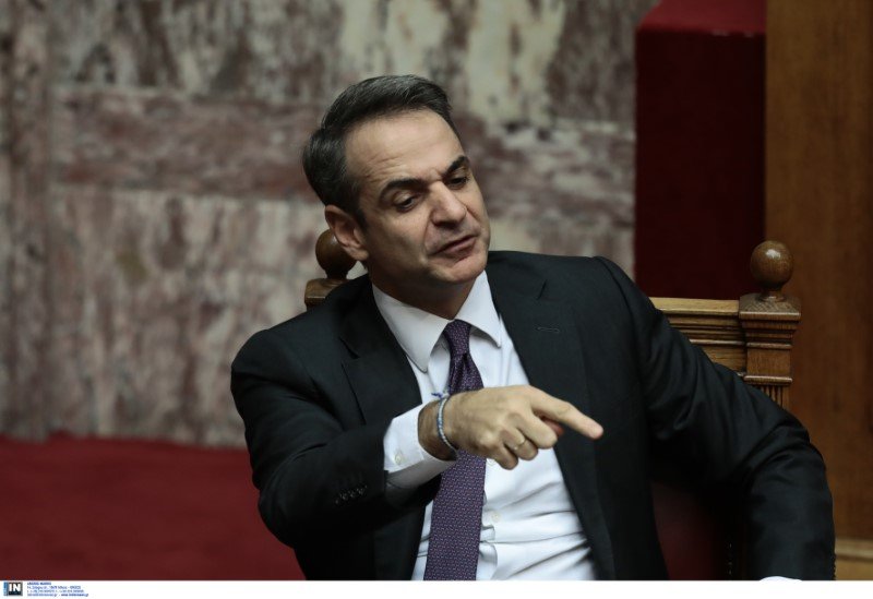 Ο πρωθυπουργός Κυριάκος Μητσοτάκης απευθύνεται μάλλον ενοχλημένος σε βουλευτές του ΣΥΡΙΖΑ 