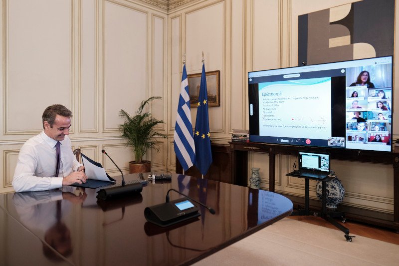 Ο Πρωθυπουργός παρακολούθησε το ψηφιακό μάθημα των μαθητών / Φωτογραφία: Γραφείο Τύπου Πρωθυπουργού/ Δημήτρης Παπαμήτσος
