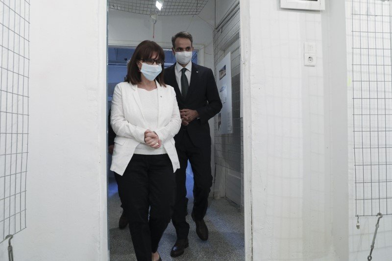 Ο πρωθυπουργός ξεναγήθηκε μαζί με την Πρόεδρο της Δημοκρατίας, Κατερίνα Σακελλαροπούλου, και τον πρόεδρο της Βουλής των Ελλήνων, Κωνσταντίνο Τασούλα, το κελί όπου κρατήθηκε ο Μίκης Θεοδωράκης / Φωτογραφία: George Vitsaras / SOOC