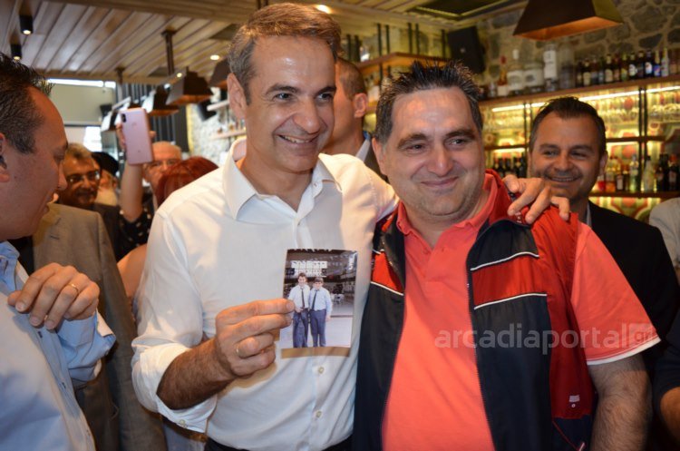 Ο Κυριάκος Μητσοτάκης ποζάρει με τον άνδρα που είχαν υπηρετήσει μαζί, κρατώντας τη φωτογραφία
