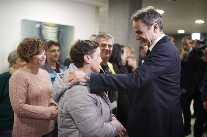 Ο Κυριάκος Μητσοτάκης με εργαζόμενους της εταιρείας