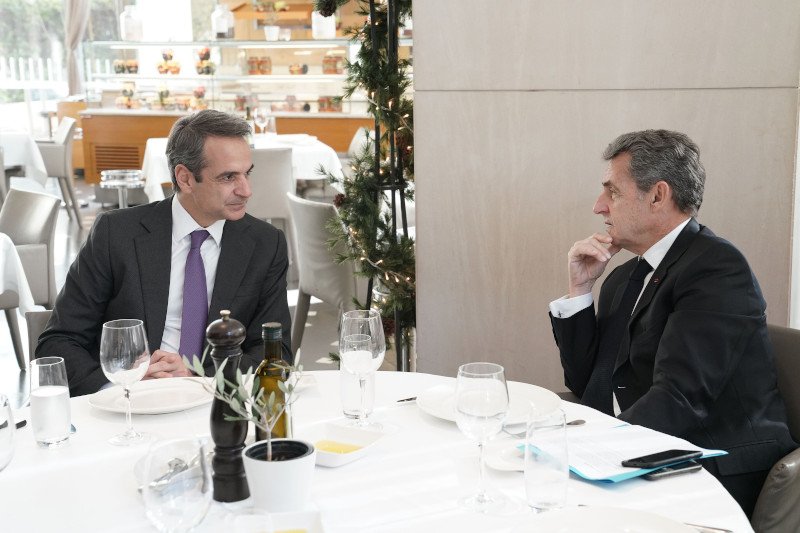 Ο πρωθυπουργός Κυριάκος Μητσοτάκης κατά τη διάρκεια του γεύματος με τον Νικολά Σαρκοζί