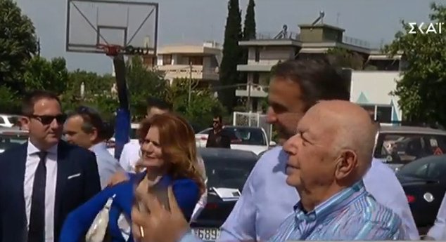 Ο Κυριάκος Μητσοτάκης βγάζει selfie με ηλικιωμένο