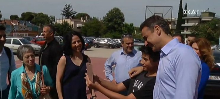 Ο Κυριάκος Μητσοτάκης βγάζει selfie με πιτσιρικά